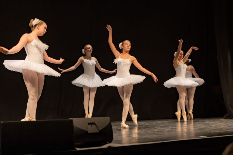 10_KdT_Schwäne_Tanzbühne-3894